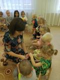 Мария Петровна играет с ребятками