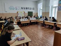 Ученики решают задания турнира