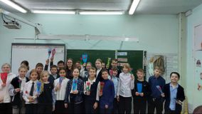 Десятиклассницы провели мастер класс по созданию подарков для мам