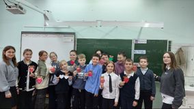 Дети с подарками для мам