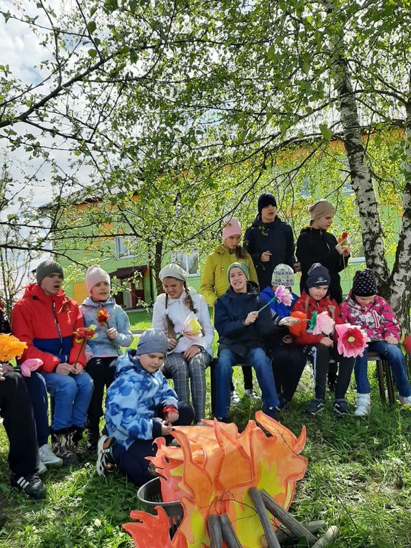 Дети в лагере у костра. Импровизированный костер.