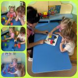 В группе раннего возраста "Капельки" прошло занятие по развитию речи на тему  "Дидактические упражнения и игры с кубиками и кирпичиками"