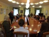 Диалог с юными журналистами ведет директор Национального музея РК Михаил Гольденьерг