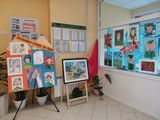 В рамках праздничных мероприятий, посвященных 79-ой годовщине Победы в Великой Отечественной Войне в фойе школы проходит выставка творческих работ учащихся живописного отделения "Победный май".