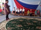 Дети исполняют песню для героев про армию