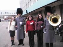 Студенты с гвардейцами военного оркестра