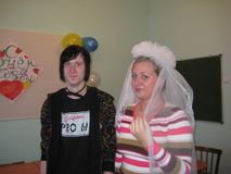 А здесь «молодожены» почему-то немного смущаются