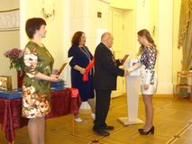 Диплом с отличием Таратунин Б.К. вручает Сайчик Олесе.