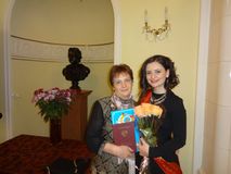 Отличница Сюне Геворгян с мамой.