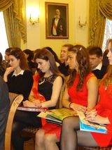 Группа студентов-выпускников в зале во-время церемонии вручения дипломов