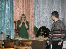 Ну а&nbsp;здесь работа над&nbsp;украшением зала уже в&nbsp;самом разгаре. Надо&nbsp;шарики надуть, да&nbsp;плакаты дорисовать. А&nbsp;время так быстро бежит! Ничего не&nbsp;успеваем! Но&nbsp;ничего страшного, нам не&nbsp;привыкать!