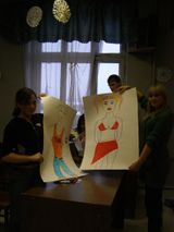 Непосредственно за&nbsp;несколько часов до&nbsp;начала праздника студентам необходимо было нарисовать, как, по&nbsp;их мнению, выглядит студент и&nbsp;студентка Юридического колледжа. Вот что у&nbsp;них получилось. <nobr>По-моему,</nobr> неплохо!