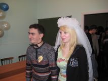 Невестам, как полагается, одевали фату, а женихам — бабочку