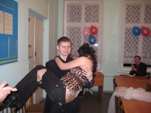 Ни в одном учебном заведении преподаватели не носят на руках своих студентов