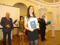 Прохоров И.М вручил дилом  Тимофеевой Алисе