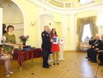 Погорелов Б.Н. вручает диплом Мороченец Оксане.