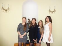 Группа студентов-выпускников перед церемонией