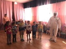 Рассказывают стихи про день космонавтики.