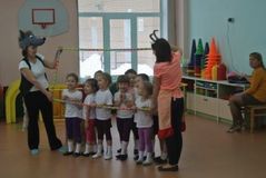 Физическое развитие  с элементами драмматизации "Козлята и волк"