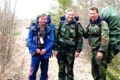 Пешком идут Е. Гарькавский, В. Белов и С. Гришкин