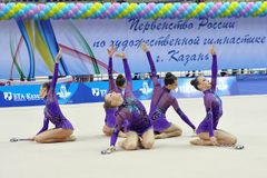 Команда школы в групповых упражнениях