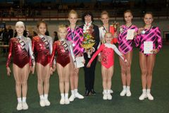 Отличник физической культуры и спорта со своими воспитанницами