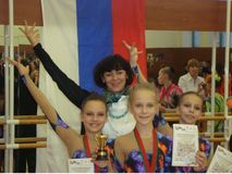 Отличник физической культуры и спорта, тренер по спортивной аэробике со своими воспитанницами