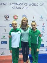 Тренер по художественной гимнастике со своими чемпионками