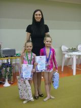 Тренер по художественной гимнастике со своими малышами