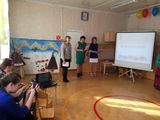 Конкурсанты принимают поздравление от методиста дошкольного отдела Надежды Фёдоровны Беляевой