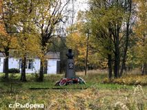 Памятник А.М.Лисицыной в селе Рыбрека
