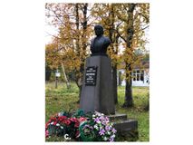 Памятник А.М.Лисицыной в селе Рыбрека