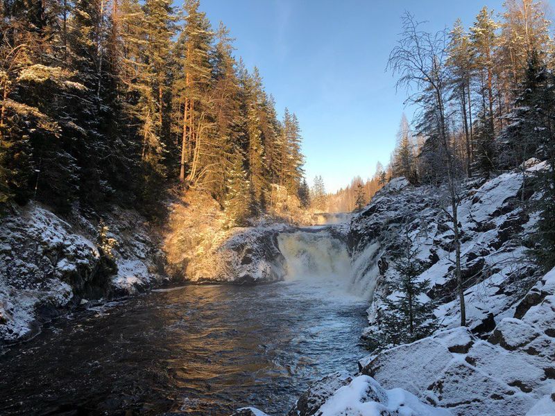 Белые мосты зимой. Сортавала заповедник Кивач. Зимний водопад Кивач. Заповедник Кивач Карелия зима. Водопад Кивач в Карелии зимой.