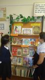 выставка книг в школьной библиотеке