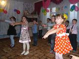 Ребята дарят танец "Далеко от мамы"