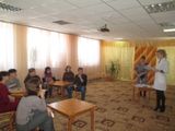 Медсестр рассказывает родителям о профилактике заболваний гриппои  и вирусных ОРЗ 
