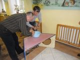 папы чистят картошку
