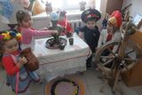 За столом