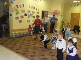 Наши дети активно развиваются и жизнерадостно проводят   Время в детском саду-это видно.  Стало традицией проводить утренники  накануне праздников.  Утренник ,посвящённый дню защитников Отечества.  