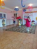 Танец с зонтиками