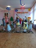 Танец с осенними листочками