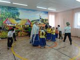 Казачки пляшут, казаки.