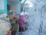 Малыши знакомятся со свойствами снега (1 группа).