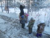 Малыши на прогулке (1 группа).