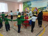 По полям, по казачьим наделам Люб мне ветер колючий, степной