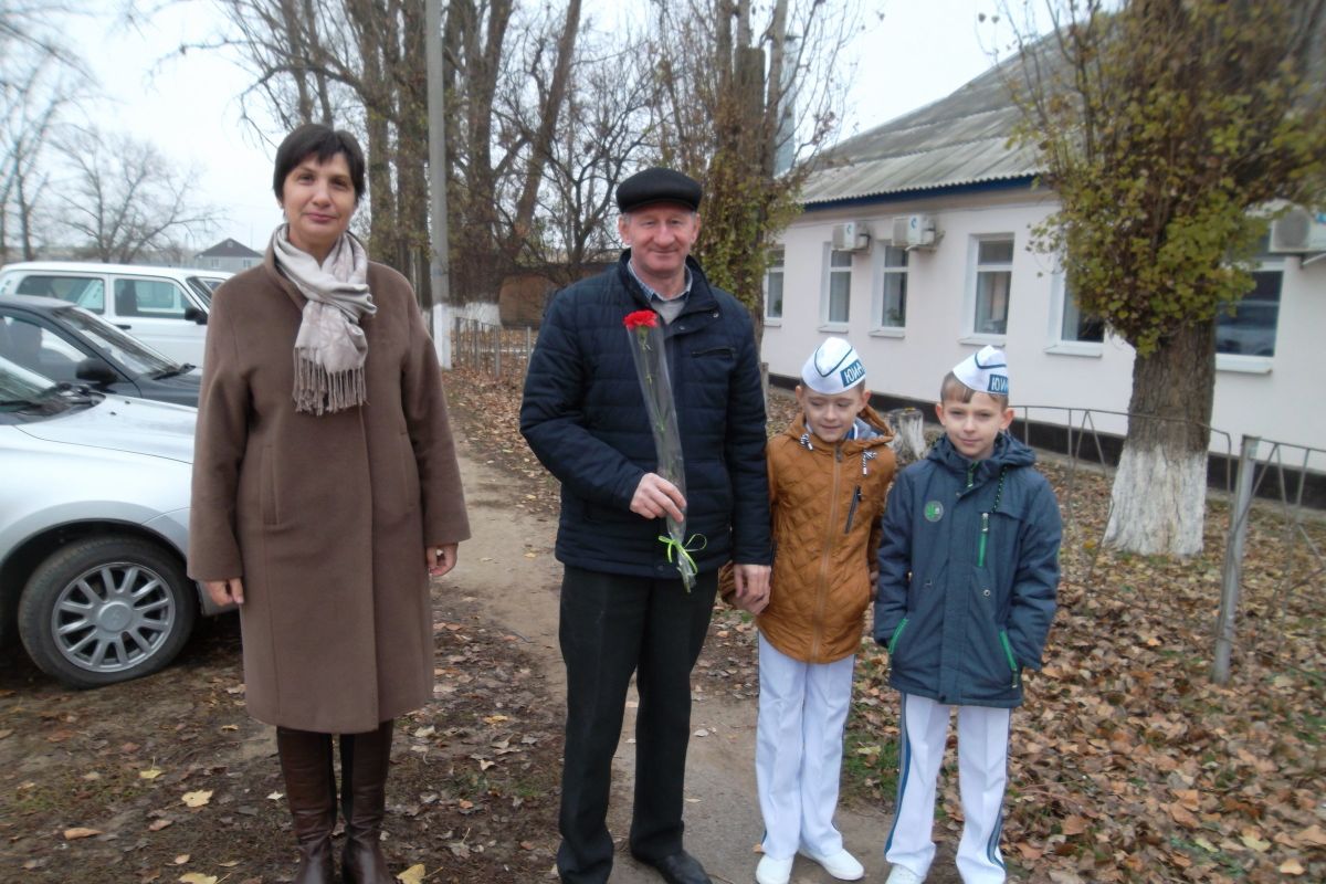 МБОУ Милютинская СОШ. Поздравление ветеранов службы ГАИ ГИБДД с днем  сотрудника органов внутренних дел