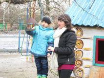 Здесь, в саду, за школой, среди седых ветвей,  Готов обед весёлый для птичек у детей. 