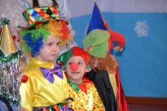 Я клоун! Я к зрителям буду спешить. Я клоун! Я зрителей буду смешить.Участники новогоднего утренника.