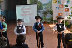 Май. Россия. Цветёт весна. Отгремела давно война.