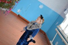 Симпатичный котёнок на утреннике "Новогодние чудеса".